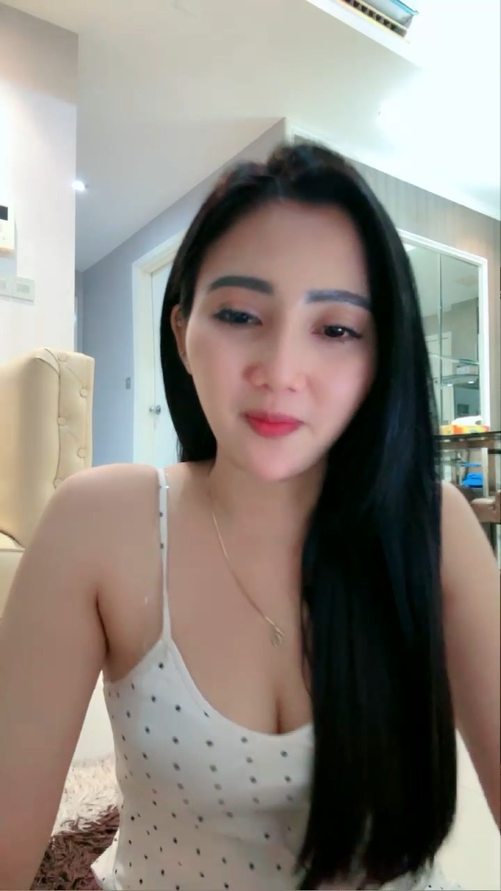 Kak Nayy Cantik Belahan Bikin Pria Tergoda