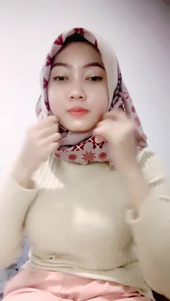 Nella Hijab Omek Klitoris Pink Sampai Basah