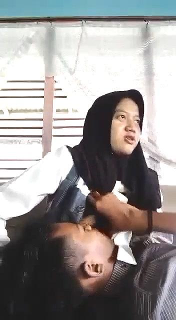 Ngintip ABG Jilbab Pacaran Dikenyot Sama Pacarnya