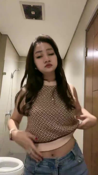 Tresna Cantik Show Angkat Baju Dikit