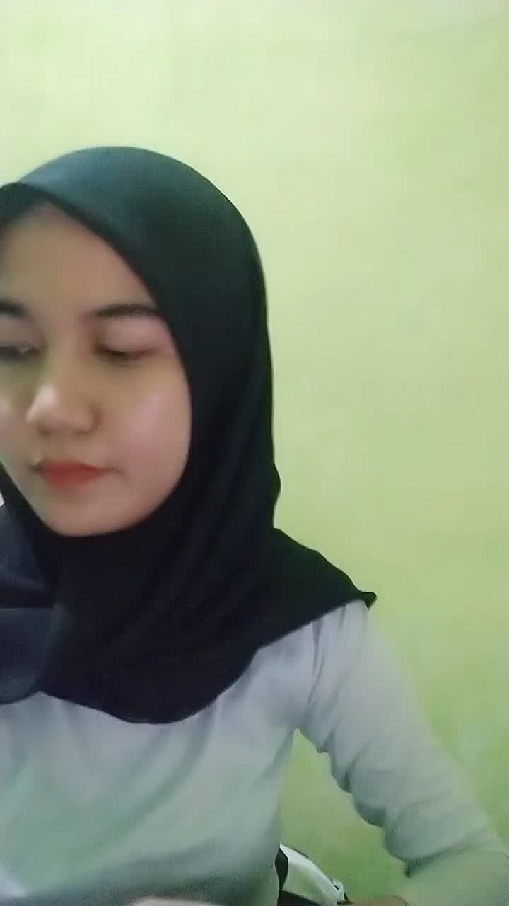 Lizza Jilbab Hitam Cantik Manis Pamer Uting